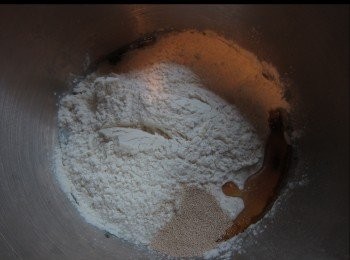 step2: 加入高粉，蜜糖，酵母，鹽，加成粉團。