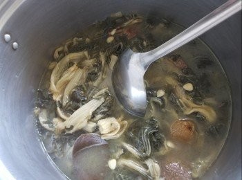 step15: 做法：

先用黃酒，薑片將五花腩，豬脷出水 20 分鐘去腥，豬脷出水後稍為放涼，用刀仔將豬脷表面白色挖去，再清洗後備用。

菜乾用清水浸泡及沖洗 2，3次，因菜乾葉有機會有菜蟲，須無害但看見就不想飲，所以最好浸洗幾次，鬆開菜葉清洗完，搾乾水份後，用 3至4 湯碗水放入材料，大火滾起後轉中細火，1'1/2小時將豬脷，五花腩取出備用，冰鮮雞同樣滾起後計，放入浸 15 分鐘後取出備用，最後加少少調味蓋好 30 分鐘，飲用前大火滾起，完成。