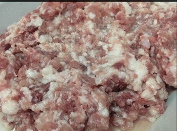 step1: 肉碎先用
糖，生抽，生粉醃10分鐘