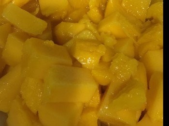step6: 另外，將芒果切成粒，再取出一平打成芒果蓉做湯底。