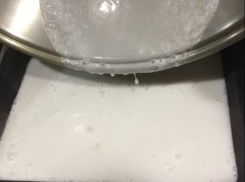 step8: 滾起後倒進四方平身盤中，待冷卻後放進雪櫃內雪15分鐘。