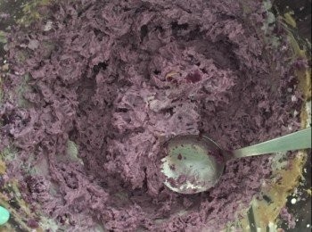 step7: 清洗乾淨紫薯，去皮，放入蒸爐蒸10至15分鐘，然後將紫薯壓成蓉，用一個較大嘅容器，倒入紫薯蓉，加入淡忌廉打勻至忌廉狀