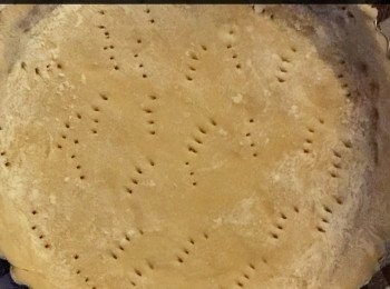 step3: 將焗爐预熱至190度，準備一個20厘米的圆形批盆，用已熔好的牛油，將整個餡盆塗上牛油，備用。



將焗爐预熱至190度，準備一個20厘米的圆形批盆，用已熔好的牛油，將整個餡盆塗上牛油，備用。

將麵糰撒上一些麵粉於平檯上，楺成一張餅皮狀，並置放在沿著餡盆的型狀壓在餡盆模內，放入焗爐焗20-30分鐘，直至饀餅皮熟。