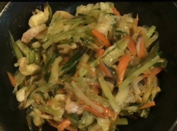 step5: 將所有餡料放入鍋內，加少許油略炒，並加入所有調味料，攪勻炒1分鐘後取出放於碗內備用。