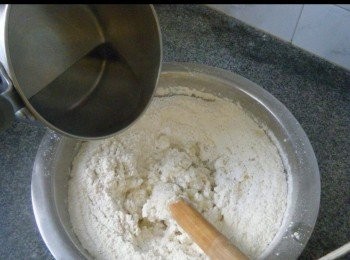 step5: 將450克水燒滾，慢慢倒入麵粉中邊倒邊攪拌，至滾水完全加下，至攪不動為止。