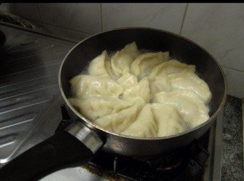 step11: 煎餃子

燒紅鍋下油，將餃子排好煎至餃子底部至金黃，加水浸到餃子1/3髙位轉中小火，加蓋半煎煮至水乾，再加下少許油，掲去蓋續煎至底部香脆，便可以覆蓋上碟。