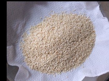 step4: 白芝麻⋯⋯又稱洗水麻，可直接落鑊小火炒香的。


白芝麻炒至微黃色便可，炒過芝麻小芝麻餅更香的，攤薄候涼。