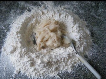 step13: 將酥油材料搓勻，平均分成2份。