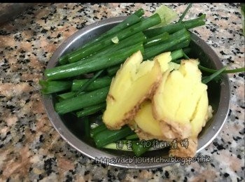 step4: 把焗爐紙裁出兩大張，十字形狀放上煎鍋/玫瑰鍋上。