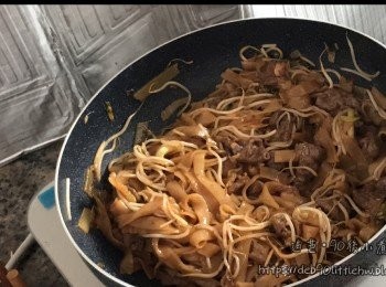 step5: 再加入半熟的牛肉片炒一炒，然後加入生抽和瑞士汁各一湯匙。