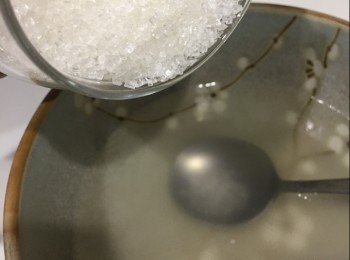 step3: 再倒入40克糖再攪勻。