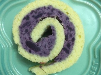 step8: 將紫薯忌廉舖上蛋糕面上，然後捲起，用保鮮紙或牛油紙固定，放入雪櫃雪半個鐘取出來即可食用