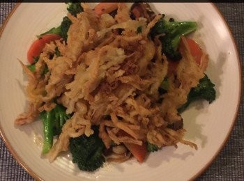 step6: 另熱鍋放入油，薑和蒜爆香，將西蘭花，紅蘿蔔和鮮香菇炒片刻後上碟，將炸好了的金針菇撒於西蘭花上，淋上芡汁便可上桌。