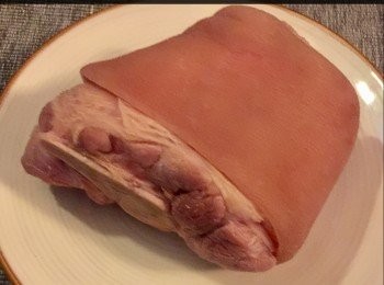 step1: 豬手洗淨，熱水汆水15分鐘後備用。