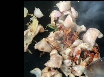 step6: 將肉眼筋放入，略撥平煎香，灒酒，加入XO醬爆炒。