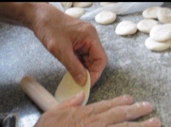 step9: 開成四週薄，中間略厚的餃子皮。