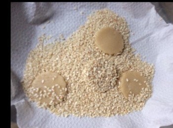 step13: 㡳，面都黐上芝麻才夠香口。