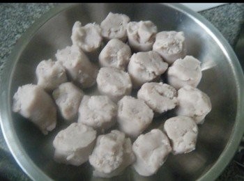 step9: 候涼，先將芋泥搓揉均勻，分成22份每份約重45－48克，備用。
