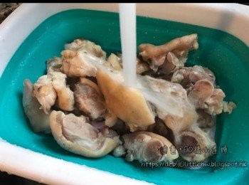 step4: 落少許油把薑、蔥和蒜頭爆香，再加入南乳炒一炒。