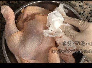 step2: 用廚房紙巾抹乾雞，然後均勻塗上鹽焗雞粉，放進雪櫃下格醃一小時。