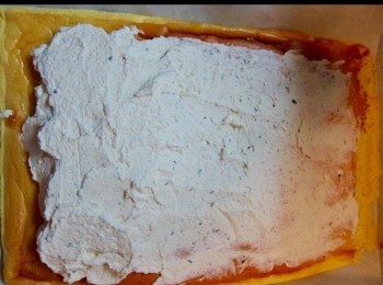 step12: 將淡忌廉加糖同雲尼拿籽，將忌廉打起。
一邊放得比較多忌廉。