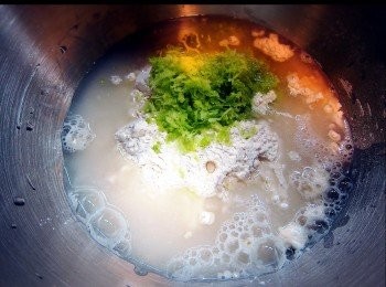 step2: 除咗牛油，將所有材料放入廚師機，先開一度打混。
星野酵母好活躍，所以加水後好多泡！