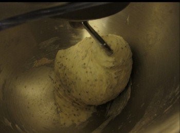 step4: 粉團打至九成加入粟米。