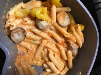 step5: 加入黃色燈籠椒、雞髀菇、香草及黑椒碎炒勻上碟