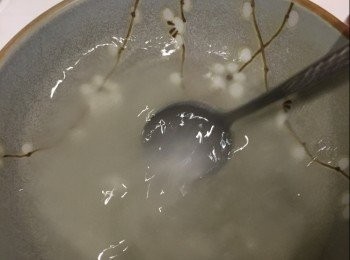 step2: 先將50克蒟蒻粉倒進300克水內攪勻。