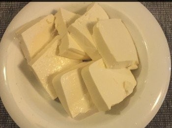 step2: 豆腐略冲水後，用乾布吸去水份，每件豆腐切開4件，再乾去水份，備用。