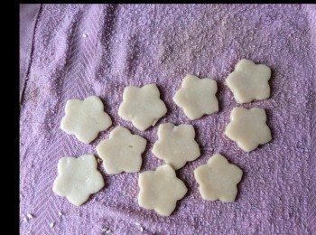 step11: 將餅坯放於己噴濕的濕毛巾上，餅坯面亦輕微噴濕。