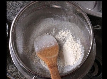 step3: 過篩使麵粉幼滑。

註：自制糕粉
熟糯米粉亦是要經此程序，先蒸後炒香，成糕粉的。