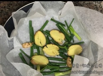 step6: 用牙籤封好開口，中小火煮25分鐘，中途在焗爐紙外加少水，加兩次。