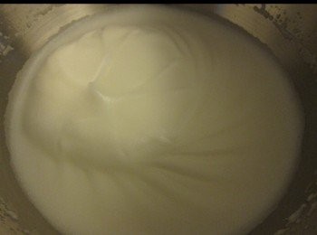 step7: 加多10g糖，開3度打至有倒勾。