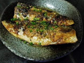 step6: 做法 :

將青魚用廚紙吸乾水份 , 用雞粉 , 孜然粉 , 胡椒粉 , 麻油醃 30 分鐘 , 燒紅油鑊後 , 放入鑊前將青魚再用廚紙吸至乾身 , 可上少少生粉 , 將有魚皮的一邊放入鑊 , 轉中細火煎慢煎魚皮金黃及脆 , 再返轉稍為煎香另一邊 , 再放入蒜頭 , 乾蔥 , 薑絲 , 少少糖及水 , 少少生抽 , 少少孜然粉 , 麻油 , 煎至收汁上碟放上少少蔥粒 , 完成 .