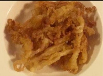 step5: 炸粉6-8湯匙，落少許鹽，開水攪勻成麵糊備用。

熱鍋下油備用。

麵粉少許撒在金針菇上，然後放入麵糊內，立即放入熱油內炸至金黃色備用。