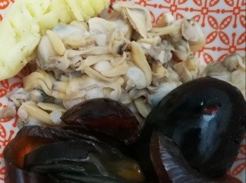 step2: 蜆肉用鹽那下後，用水沖幾次，備用；皮蛋碌殼切片備用；薑刨皮後洗淨，用刀背拍幾下，備用。