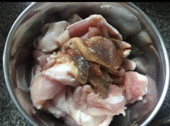 step2: 用<span class="group_2">醃肉眼筋味料</span>，拌勻醃約15分鐘，使其有底味。