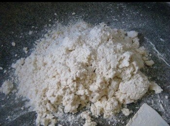 step6: 將盤中麵粉倒於枱上，刮清黏於盤內之麵粉於枱上。
將麵粉搓揉至七成，成糰，將麵糰撕開一片片，以免麵糰過熟，（影響口感）攤涼片刻。