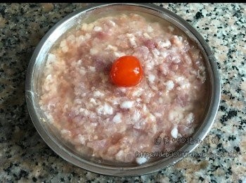 step3: 中間放上鹹蛋黃，放在雪櫃雪半小時。