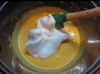 step8: 將1/3蛋白加入蛋漿，輕手攪混。