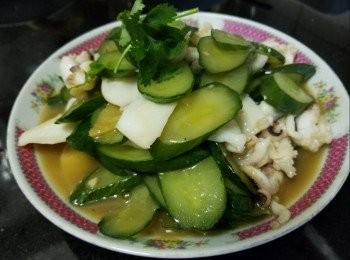 step5: 做法：

將墨魚清洗後，用薑片，黃酒出水去除表面薄膜切片備用，大火起油鑊，爆香蒜頭，乾蔥，薑片放入青瓜快炒，加入雞粉，糖，少少鹽水煮滾及青瓜少少軟身，將墨魚回鑊輕炒，少少麻油生粉水埋芡，完成。