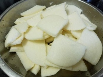 step1: 沙葛，去皮後切件
(去除沙葛皮不是用刨的，是撕下的，在頂部尖位用刀稍為切開，再由頂撕下便可以，用刨會浪費好多沙葛肉，及難刨去除沙葛皮)