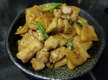 step7: 做法：

燒紅油鑊將五花腩上少少生粉，大火煎香再放蒜頭，乾蔥煎至熟透上碟備用，再起鑊爆香蒜頭，乾蔥，薑絲放入沙葛，少少雞粉，鹽，糖爆炒一陣，加半碗水少少老抽，生抽，麻油煮滾，將五花腩回鑊蓋好，焗煮約 1 分鐘，再用大火煮至收汁，放入蔥段完成 。