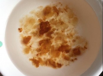 step4: 將㓎泡1天的桃膠洗淨，去除黑色雜質