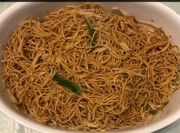 step1: 煲滾一大鍋水，水滾後熄火。麵餅用過濾水喉水沖一沖然後放入鍋內。