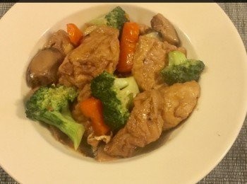 step6: 另燒鍋，加入油並將香菇爆香，然後放入紅蘿蔔和西蘭花炒片刻，再將炸好了的豆腐倒入，蓋上蓋2分鐘後加上<span class="group_2">醬汁</span>。

最後撒上少許芫茜和麻油於豆腐上便可上桌。



想知道我更多食譜，可去我Facebook， 專頁。

https://m.facebook.com/carlineki/