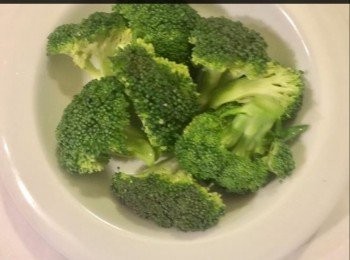 step1: -西蘭花1個，洗淨切塊用。