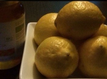 step1: 養生檸檬蜜
<span class="group_1">食材</span>：
檸檬 7-8個。洗淨。
一個玻璃樽。
一樽蜜糖。