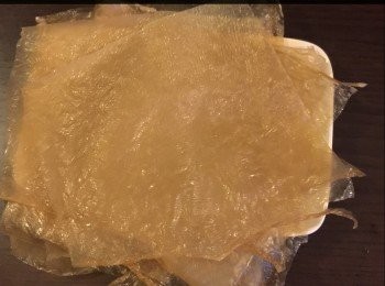 step2: 將腐皮一開八或十張，並將腐用濕布抺乾淨備用，